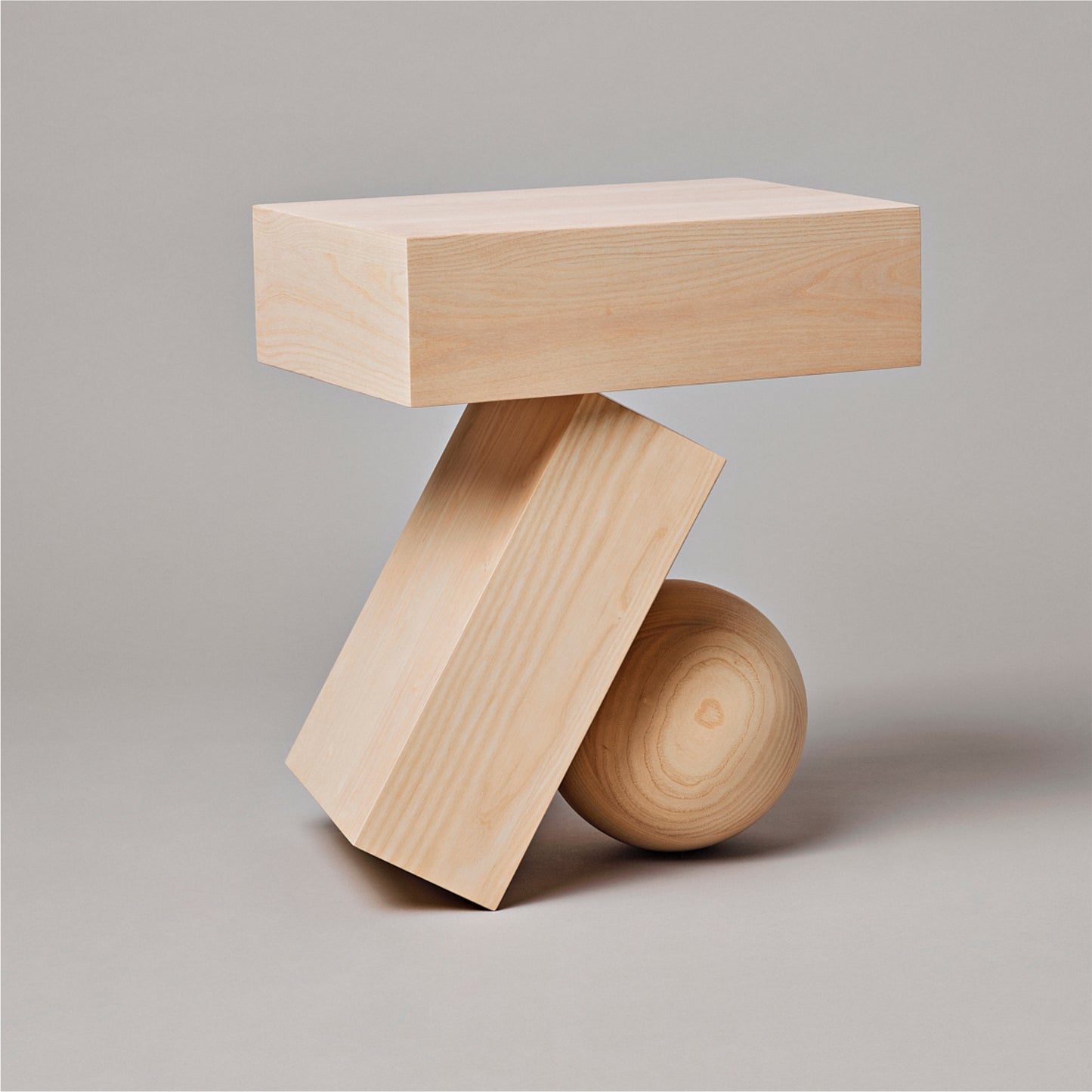 TILTING CUBES Beistelltisch | Esche
