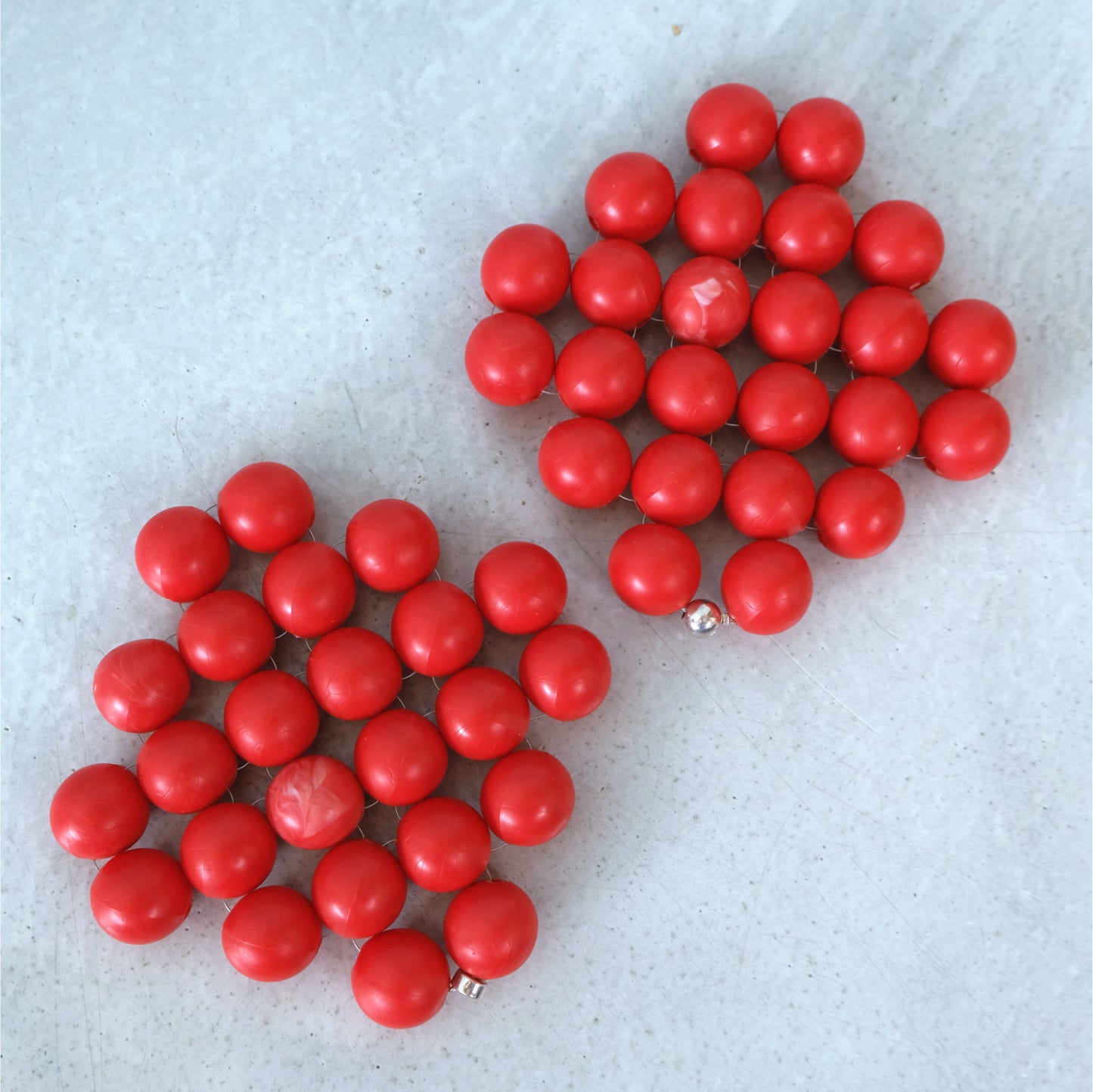 PLAY 5 Untersetzer Set of 2 | 70s Perlen Silber Rot