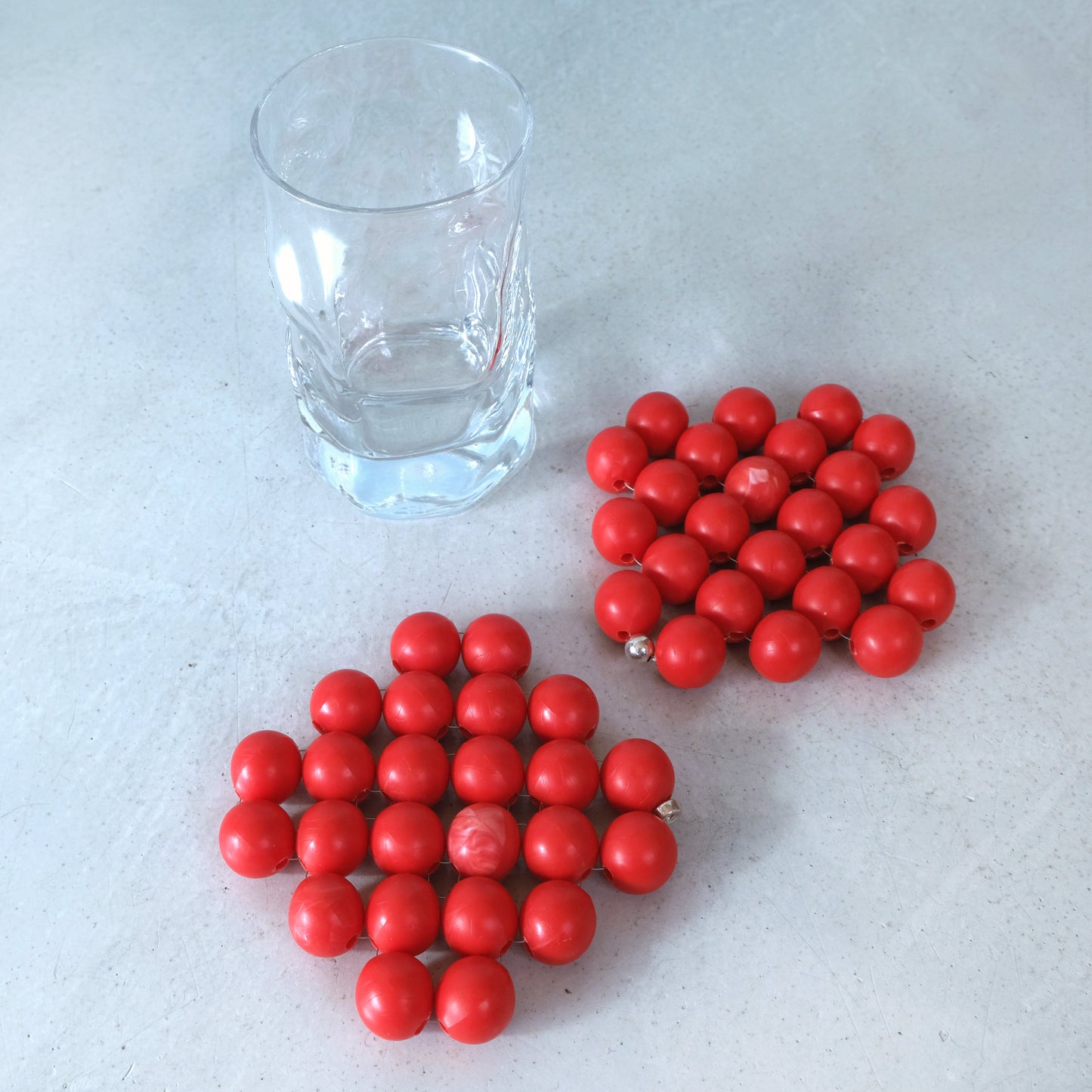PLAY 5 Untersetzer Set of 2 | 70s Perlen Silber Rot